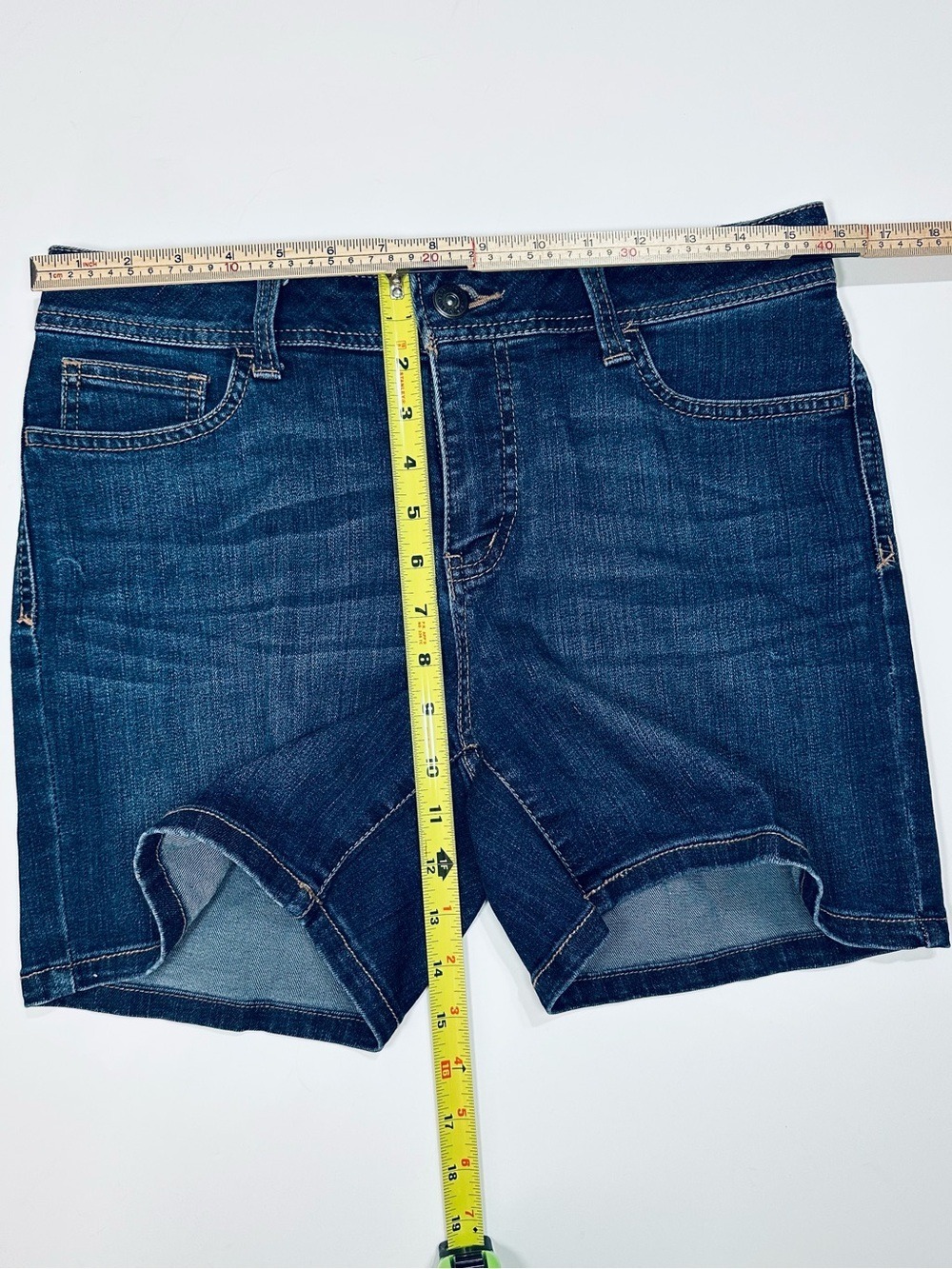 St. John’s Bay Denim Shorts Women’s 8 Dark Wash Blue Stretch Casual Summer Jean - Picture 3 of 10